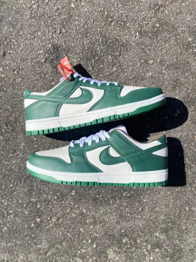 Tênis Nike Dunk Low - Branco e Verde Escuro