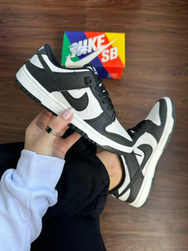 Tênis Nike Dunk SB - Branco e Preto